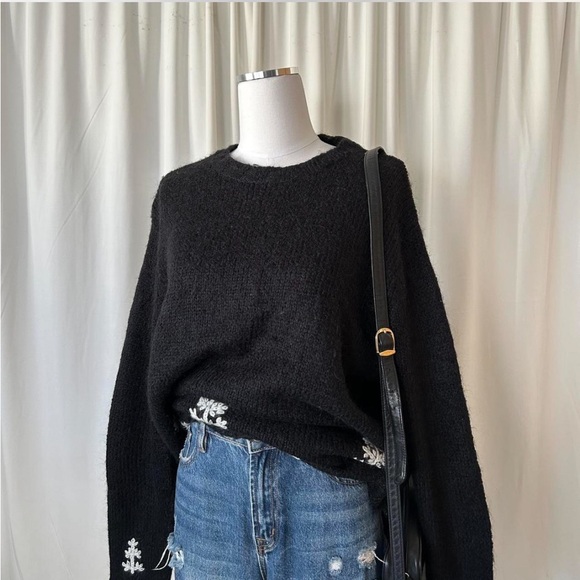 Karen Scott Sweaters - Vintage Black Karen Scott wool blend crewneck sweater with embroidery size XL.